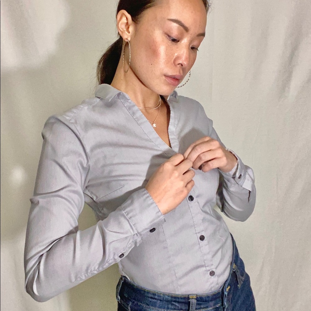 H&M wrinkle-free stretch button top size 4 or XS